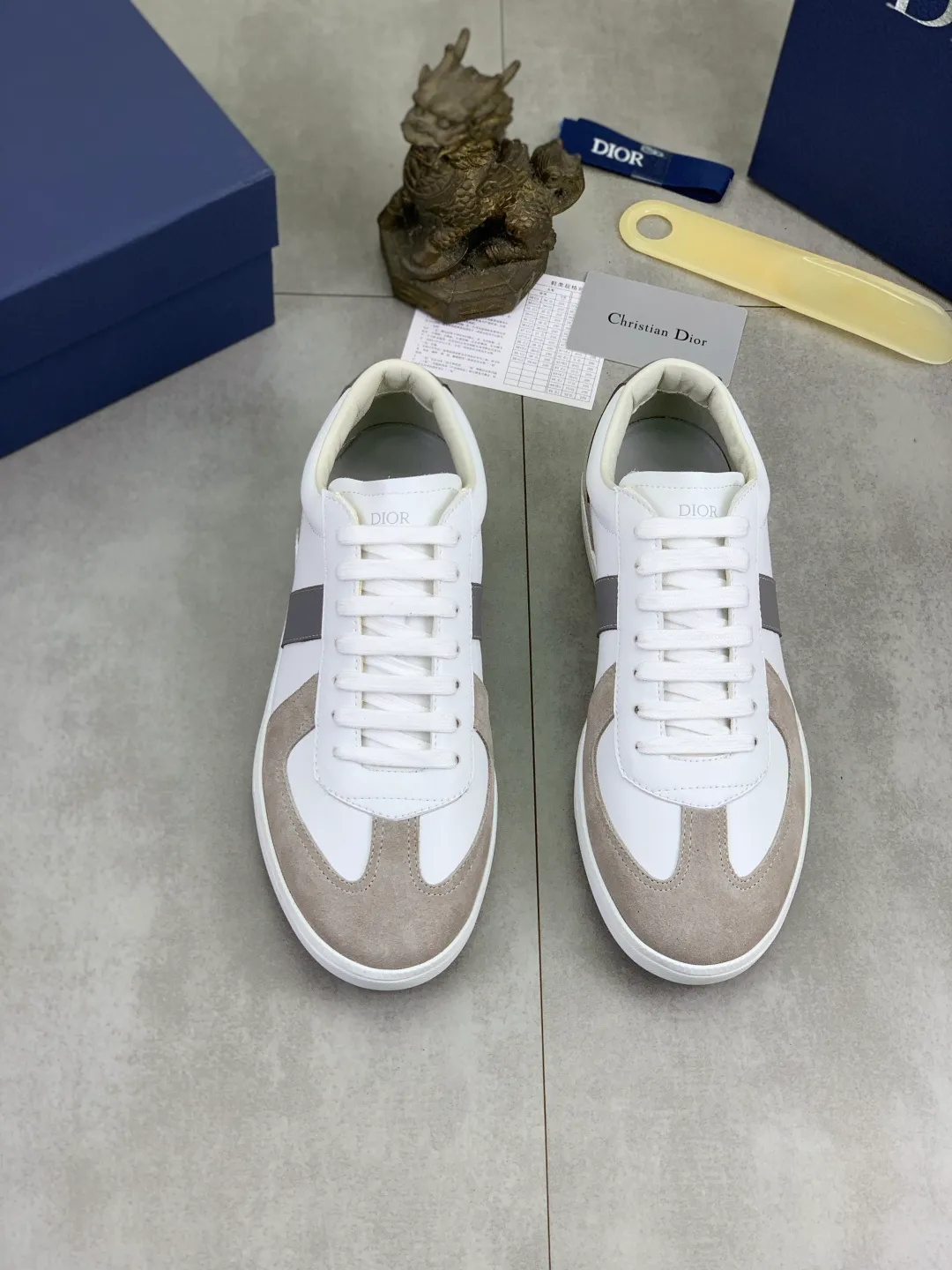 Men's shoes 💰P360 New Dior B01 moral training shoes, white first-layer cowhide, original molded outsole. New to the fall collection, this sneaker marks the return of a Dior classic, reinterpreted in a stylish and elegant silhouette. Crafted from white smooth first-grain cowhide with a tonal silk sheepskin lining, it features the Dior logo on the tongue and inner sides, and a CD icon on the heel. Paired with Tpu anti-slip soles of the same color, it can be matched with various styles to create a sophisticated look.  Code number: 38-44
